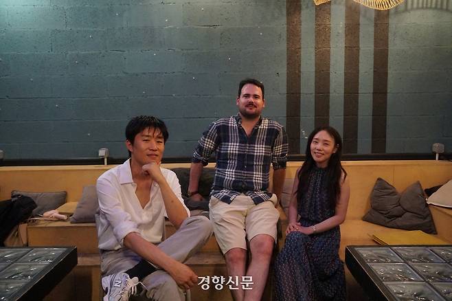 지난달 9일(현지시간) 프랑스 파리에서 만난 임세병 작가와, 첼리스트 유고 로사노, 피아니스트 이수진씨. 세 사람은 프랑스의 예술인 사회보장 제도가 예술인을 풍족하게 하지는 않지만 창작 작업을 지속할 수 있는 최소한의 안전망을 제공한다고 말했다. 노정연 기자