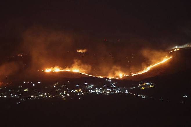 지난 5일(현지시간) 레바논 남부 마르자윤 지역에서 이스라엘군의 포격으로 시작된 산불이 남부 마을 크파르 쇼바 외곽을 휩쓸고 있다. AFP연합뉴스