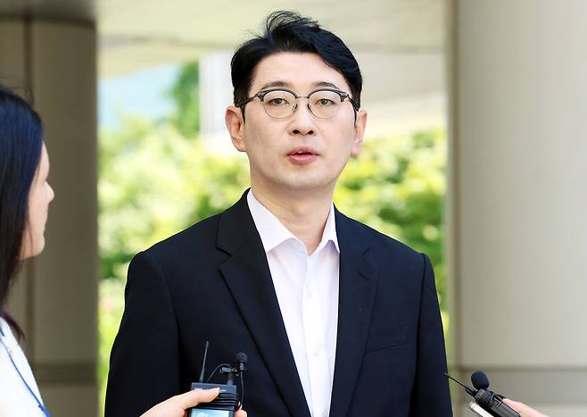 국민의힘 주진우 의원이 12일 서울 서초구 서울중앙지법에서 열린 추경호 대구시장의 국회 계엄해제 표결 방해 혐의 재판에 증인으로 출석하기 전 취재진의 질문에 답하고 있다. 연합뉴스