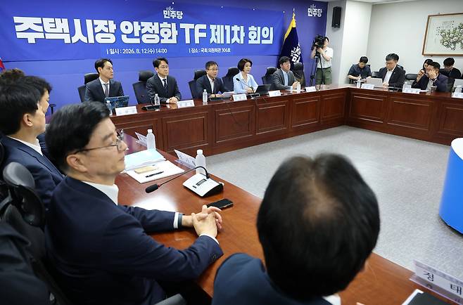 더불어민주당 한병도 당 대표 직무대행 겸 원내대표가 12일 국회에서 열린 주택시장 안정화 TF 제1차 회의에서 발언하고 있다. 연합뉴스