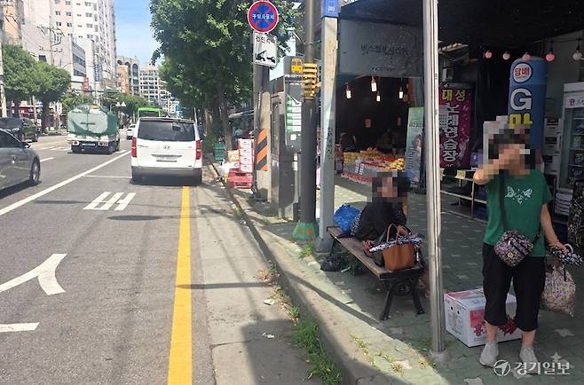 11일 오후, 인천 부평구 부평종합시장 앞 버스정류장에 어르신들이 버스를 기다리고 있다. 박지수기자