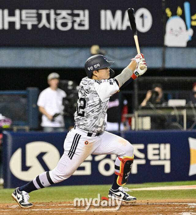 2026년 6월 26일 오후 서울 잠실구장에서 열린 '2026 신한 SOL KBO리그' KIA 타이거즈와 두산 베어스 경기. 두산 박준순이 5회말 2사 2루서 1타점 적시타를 치고 있다./마이데일리