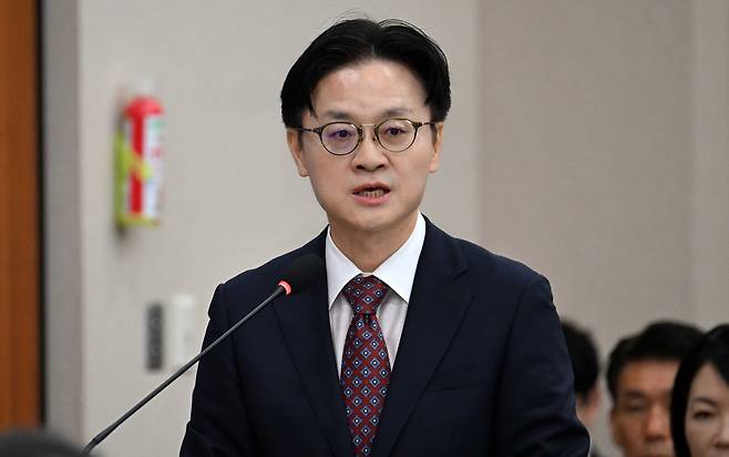 김정관 산업통상부 장관이 12일 오전 서울 여의도 국회에서 열린 산업통상자원중소벤처기업위원회 전체회의에서 업무보고를 하고 있다. 이상섭 기자
