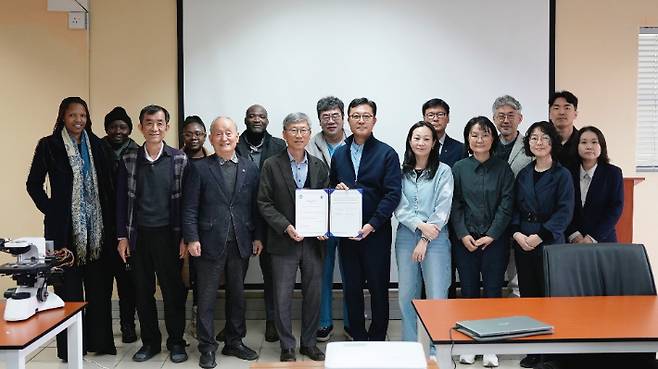 고신대학교 의과대학이 에스와티니 기독의과대학(Eswatini Medical Christian University)과 학술·문화 교류를 위한 업무협약(MOU)을 체결한 후 기념사진 촬영을 하고 있다. 고신대복음병원 제공
