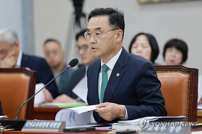 자료제출 요구에 답하는 차정인 국가교육위원장 (서울=연합뉴스) 신현우 기자 = 차정인 국가교육위원장이 12일 국회 교육위원회 전체회의에서 자료제출 요구에 답하고 있다. 2026.8.12 nowwego@yna.co.kr