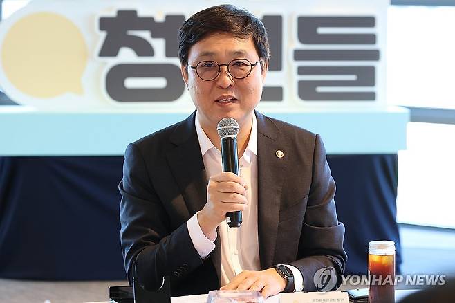 인사말하는 최휘영 문화체육관광부 장관 (서울=연합뉴스) 류효림 기자 = 최휘영 문화체육관광부 장관이 12일 서울 종로구 아트코리아랩에서 열린 청년문화예술인 간담회에서 인사말을 하고 있다. 2026.8.12 ryousanta@yna.co.kr