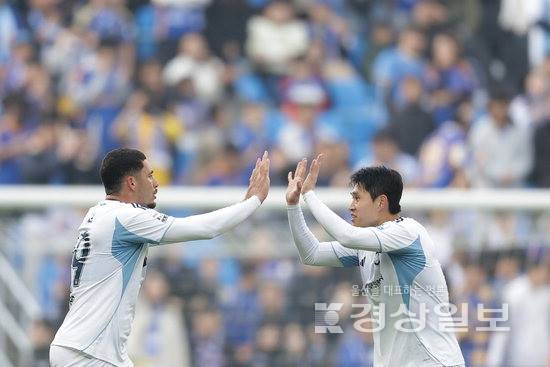 ▲ 왼쪽부터 야고, 이동경. 울산HD 제공