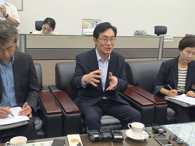 이장섭 청주시장이 13일 청주시청 기자실에서 생활자원회수센터의 현도면 사업지 보완 추진 이유를 설명하고 있다. 2026.8.13 ⓒ 뉴스1