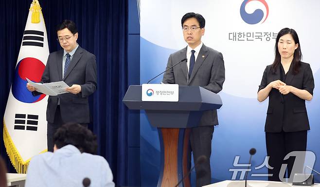 김민재 행정안전부 차관이 13일 오후 서울 종로구 세종대로 정부서울청사에서 지방의원 수의계약 제도 개선 방안과 공금 횡령 재발 방지 대책 발표를 하고 있다. 2026.8.13 ⓒ 뉴스1 김명섭 기자