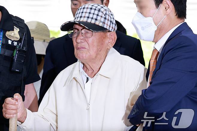 20대 대선과 22대 총선 전후로 신도 5만 명 이상을 국민의힘에 집단 입당시키도록 지시한 의혹을 받는 이만희 신천지예수교증거장막성전(신천지) 총회장이 지난 6월 24일 오후 서울 서초구 중앙지방법원에서 열린 정당법 위반·업무방해 혐의 구속 전 피의자 심문(영장실질심사)에 출석하고 있다. 2026.6.24 ⓒ 뉴스1 안은나 기자