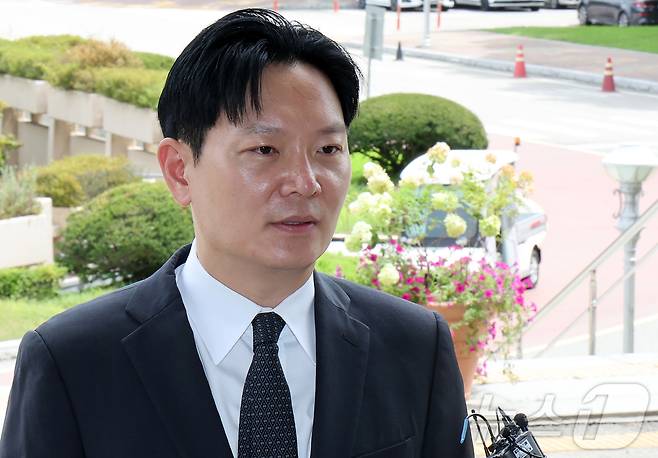 쌍방울 대북송금 사건 수사 비위 의혹으로 정직 징계가 청구된 박상용 인천지방검찰청 부부장검사가 13일 오후 경기 과천 법무부에서 진행되는 감찰위원회에 출석하며 입장을 밝히고 있다. 2026.8.13 ⓒ 뉴스1 김진환 기자