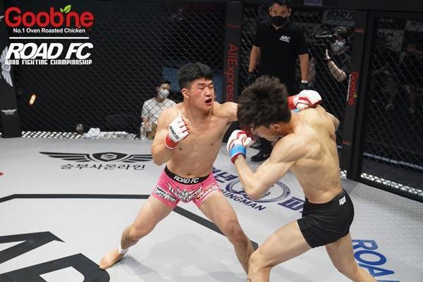 김현우 선수의 경기 모습 / 사진 = 로드FC