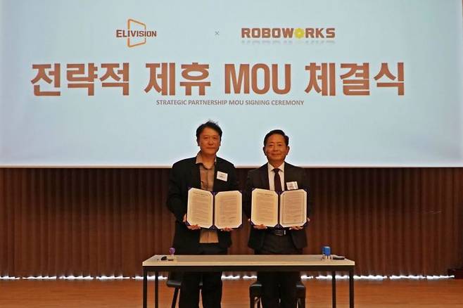 (좌측부터)이현종 로보웍스 대표와 안덕근 엘리비젼 대표가 공동 사업 추진을 위해 업무협약(MOU)을 체결하고 기념 촬영을 하고 있다.