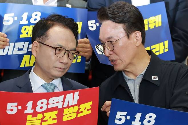 김민석(오른쪽) 더불어민주당 대표 후보와 박선원 최고위원 후보가 13일 국회 로텐더홀 계단에서 열린 '민생입법 방해·5.18 역사 왜곡 국민의힘 규탄대회'에 참석해 대화하고 있다. 연합뉴스