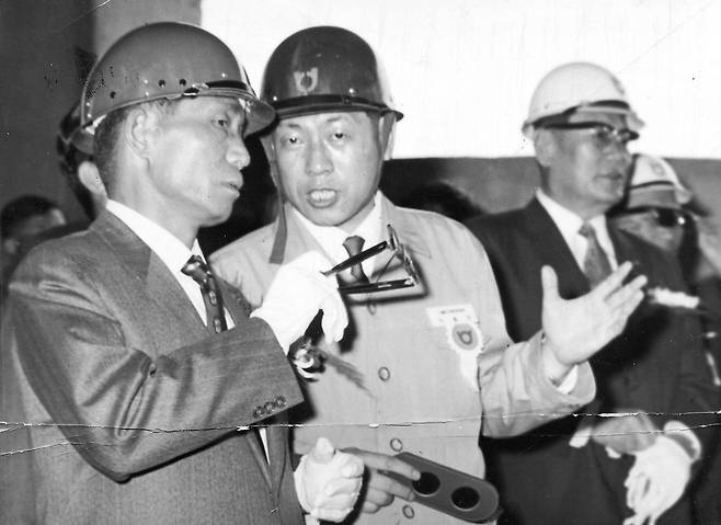 공업단지 건설현장을 방문해 상황을 보고 받는 박정희. 그는 경제발전이 민주주의 성장을 위한 절대적인 기본요건이라 생각했다. 한국일보 자료사진