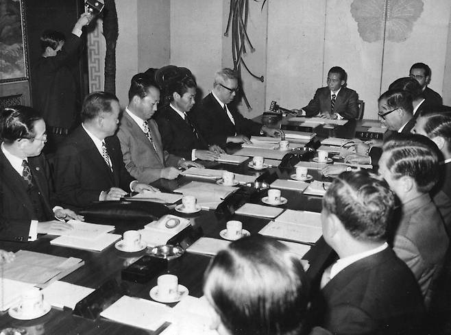 1972년 10월 27일 박정희 대톨령은 청와대에서 비상국무회의를 주재하고 유신헌법안을 의결 선포했다. 한국일보 자료사진