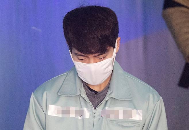 음주운전 처벌 수위를 강화한 ‘윤창호법’을 적용받아 기소된 배우 손승원씨가 지난 2019년 4월 11일 오전 서초구 서울중앙지법에서 열린 1심 선고공판에 출석하기 위해 호송차에 내려 법정으로 향하고 있다. 연합뉴스