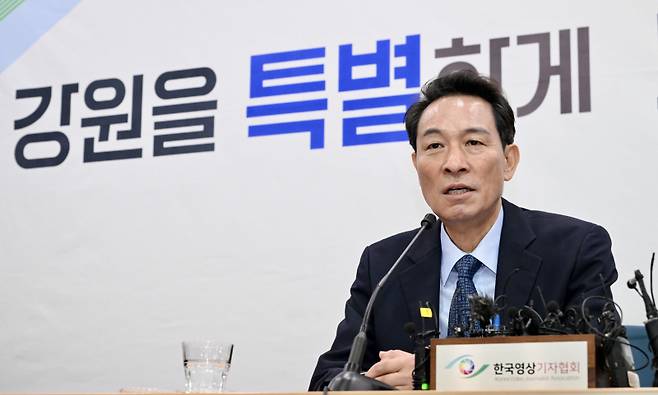 ▲ 우상호 도지사가 12일 강원도청 브리핑실에서 취임 1개월 기자간담회를 갖고 현안에 대한 입장을 밝히고 있다. 방도겸 기자