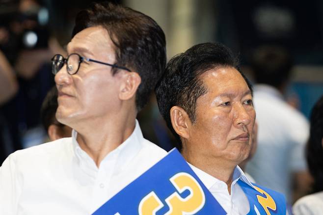 8·17 더불어민주당 전당대회가 닷새 앞으로 다가온 가운데 남은 호남과 수도권 표심에 따라 당대표부터 최고위원 선거까지 막판 승부가 갈릴 전망이다.사진은 더불어민주당 정청래(오른쪽), 김민석 당대표 후보가 9일 강원 횡성군 횡성국민체육센터에서 열린 더불어민주당 당대표 및 최고위원 선출을 위한 강원 순회경선 합동연설회에 자리하고 있는 모습. /사진=뉴스1