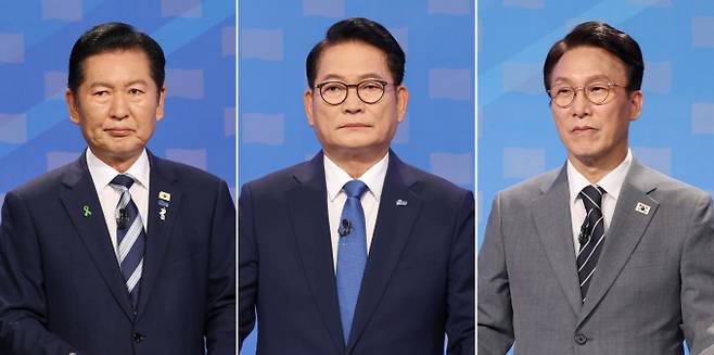 사진은 정청래(왼쪽부터)·송영길·김민석 더불어민주당 당대표 후보가 12일 서울 양천구 목동 SBS에서 열린 당대표 후보자 토론회를 준비하고 있는 모습. /사진=뉴시스