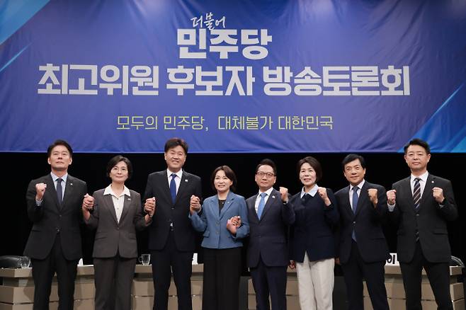 사진은 더불어민주당 최고위원 후보들이 지 3일 경기 부천시 OBS경인TV에서 열린 최고위원 후보자 방송토론회에서 기념촬영을 하고 있는 모습, /사진=뉴시스