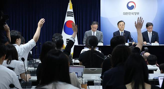 8월13일 정부가 '전월세 및 매매시장 안정을 위한 주택 신속공급 방안 및 부동산 시장 안정을 위한 금융 종합대책'을 발표하는 모습 ⓒ 연합뉴스