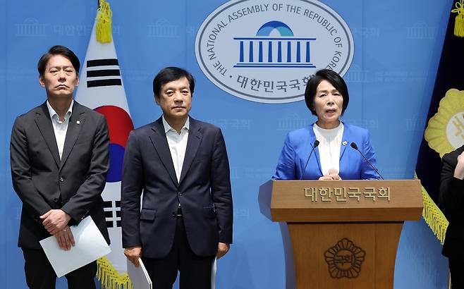 더불어민주당 최고위원 후보인 최민희·이성윤 ·한민수 의원(오른쪽부터)이 13일 국회 소통관에서 기자회견을 열고 김민석 당 대표 후보를 둘러싼 의혹에 대한 해명을 촉구하고 있다. /연합뉴스