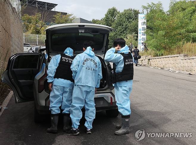 평택 위험물 보관창고 화재현장 합동감식 (평택=연합뉴스) 김지원 기자 = 13일 경기도 평택시 청북읍 토진리의 한 위험물질 보관창고에서 발생한 화재 현장에서 경기도소방재난본부와 경기남부경찰청 등 5개 기관 관계자들이 합동 감식을 진행하고 있다. 2026.8.13 zone@yna.co.kr