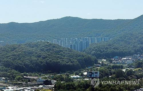 내곡동 그린벨트 일대
(서울=연합뉴스) 한종찬 기자 = 12일 서울 서초구 서리풀지구와 아파트 단지 뒤편으로 주택 공급 대책에서 그린벨트 해체 후보지로 유력 검토되는 내곡동 예비군훈련장 일대가 보인다. 2026.8.12
saba@yna.co.kr
(끝)