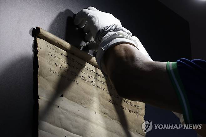 안중근 의사 '만국공법불여대포' 유묵 공개 (서울=연합뉴스) 류효림 기자 = 13일 서울 덕수궁 중명전에서 열린 '안중근 의사 유묵 만국공법불여대포' 언론공개회에서 관계자가 유묵을 공개하고 있다. 2026.8.13 ryousanta@yna.co.kr
