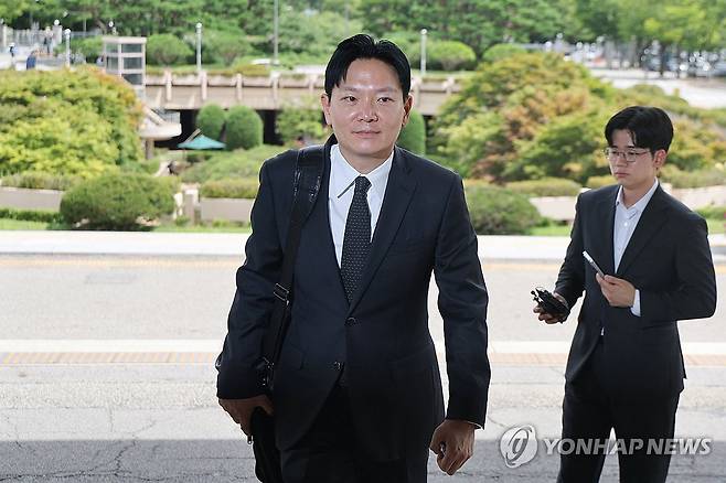 법무부 감찰위 출석하는 박상용 검사 (과천=연합뉴스) 서대연 기자 = 쌍방울 대북송금 의혹을 수사했던 박상용 인천지검 부부장검사가 13일 정부과천종합청사에서 열린 법무부 감찰위원회 징계 심의에 출석하고 있다.
이날 열리는 법무부 감찰위 심의 대상에는 쌍방울 대북송금 수사 과정에서 제기된 문제점과 함께 박 검사의 업무시간 중 페이스북 글을 올린 점과 서면보고 없이 국민의힘 청문회에 참석한 사실도 포함됐다. 2026.8.13 dwise@yna.co.kr