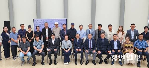 지난 13일 오후 4시 인천아트플랫폼 B동 전시장에서 개막한 차기율 인천대학교 조형예술학부 교수의 개인전 ‘화해기(和海記)’ 개막식에 참석한 주요 내빈. 2026. 8. 13 /김성호기자 ksh96@kyeongin.com