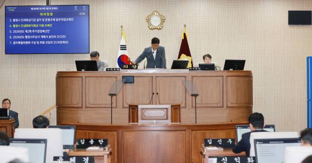 통영시의회는 14일 열린 제246회 임시회 제2차 본회의에서 ‘통영시 민생회복지원금 지원 조례안’과 지원금 집행 예산을 담은 재차 제2회 추가경정예산안을 재석 의원 만장일치로 원안 가결했다. 사무국 제공