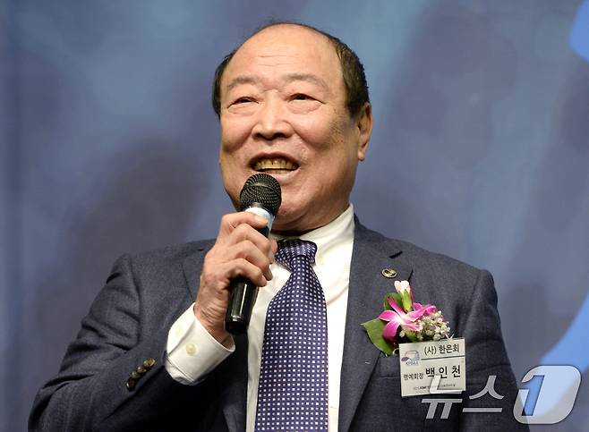 한국프로야구 유일한 4할 타자인 백인천 전 감독이 14일 오전 뇌경색 악화로 별세했다. 향년 83세. 사진은 백 전 감독이 지난 2015년 12월 4일 서울 서초구 양재동 엘타워에서 열린 2015 KMI 한국프로야구 은퇴선수의 날 행사에서 자신의 이름 이니셜을 딴 BIC 0.412 상을 수상하기 전 소감을 밝히는 모습. (뉴스1 DB) 2026.8.14 ⓒ 뉴스1