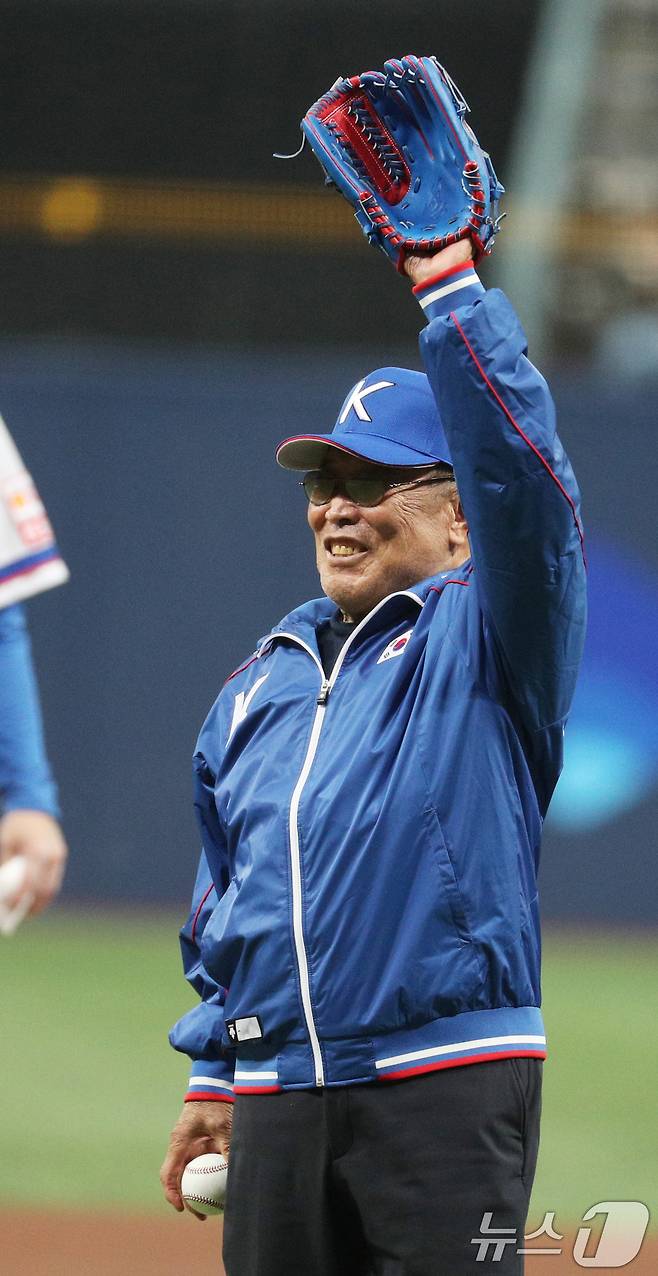 한국프로야구 유일한 4할 타자인 백인천 전 감독이 14일 오전 뇌경색 악화로 별세했다. 향년 83세. 사진은 백 전 감독이 지난 2019년 11월 6일 서울 고척스카이돔에서 열린 2019 세계야구소프트볼연맹 프리미어12 예선라운드 C조 대한민국과 호주와의 경기에서 시구 하기 전 인사하는 모습. (뉴스1 DB) 2026.8.14 ⓒ 뉴스1