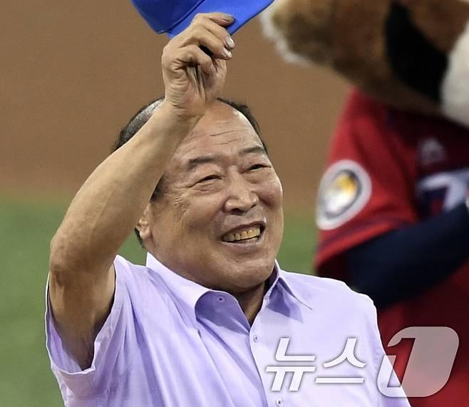 한국프로야구 유일한 4할 타자인 백인천 전 감독이 14일 오전 뇌경색 악화로 별세했다. 향년 83세. 사진은 백 전 감독이 지난 2016년 7월 16일 서울 구로구 고척스카이돔에서 열린 '2016 KB0 리그 올스타전' 나눔 올스타대 드림 올스타의 경기에 앞서 인사하는 모습. (뉴스1 DB) 2026.8.14 ⓒ 뉴스1
