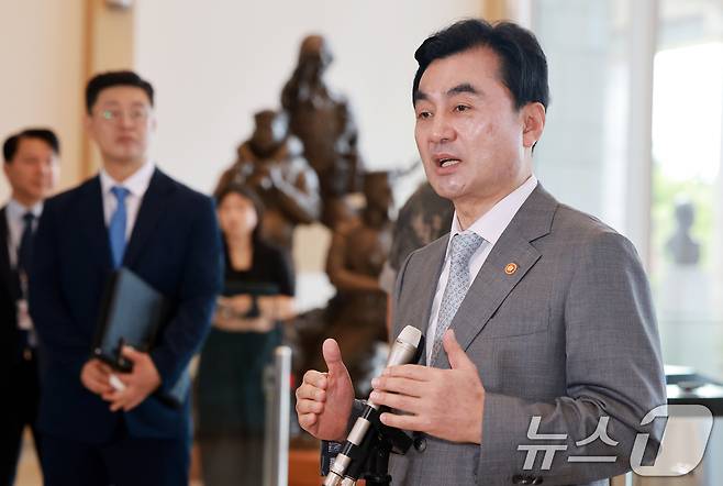 안규백 국방부 장관이 14일 서울 용산구 국방부 청사로 출근하며 취재진 질문에 답하고 있다. 2026.8.14 ⓒ 뉴스1 이호윤 기자