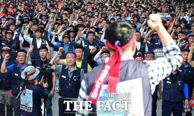기아가 노조에 올해 첫 현대차·기아 노조가 본사 앞에서 대규모 상경 투쟁대회를 벌이고 있다. /더팩트 DB