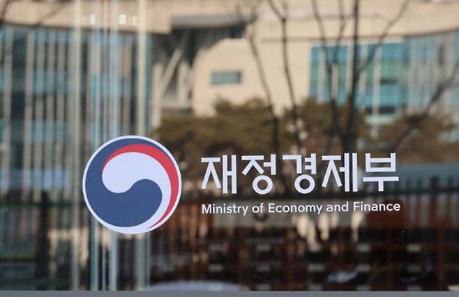 재정경제부가 무주택 근로자에게 주는 주거비용 감세 혜택이 유주택 근로자에 비해 너무 작다는 지적이 나오고 있다. 사진은 정부세종청사 내 재정경제부 건물./뉴시스