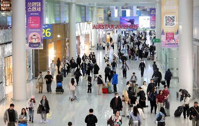 인천국제공항 제1여객터미널 면세구역이 여행객들로 붐비고 있다. ⓒ뉴시스
