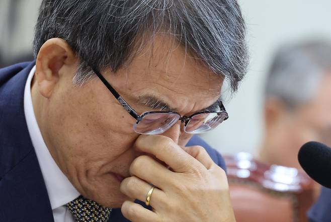 노태악 전 중앙선거관리위원장이 지난달 14일 서울 여의도 국회에서 열린 제9회 전국동시 지방선거 투표용지 부족사태 등 국민참정권 침해 진상규명 및 선거관리 개혁을 위한 국정조사특별위원회 제5차 전체회의 제1차 청문회에서 생각에 잠겨 있다. 뉴스1