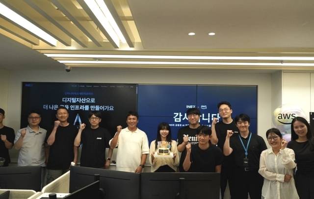 인엑스 임직원과 AWS 관계자들이 생성형 AI 서비스 구축 협업 세션을 마친 뒤 기념 촬영을 하고 있다. 인엑스 제공