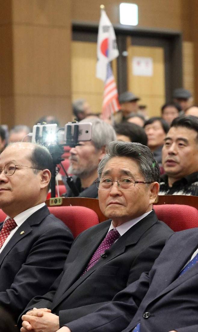 2019년 2월8일 김진태 자유한국당 의원 등이 주최한 5·18 진상규명 대국민공청회가 국회 의원회관에서 열려 발표자로 나선 지만원씨가 공청회를 지켜보고 있다. 김경호 선임기자 jijae@hani.co.kr