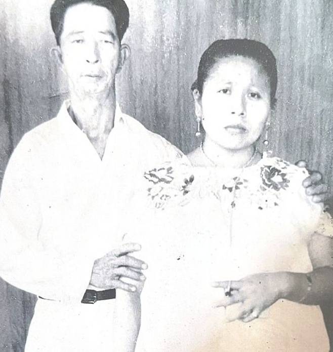 다이아나 라우라 안 레혼은 조부모 안재명 선생 부부의 사진을 집에 소장하고 있다. 그는 이 사진을 인쇄해서 이번 방한 때 가지고 왔다. 사진 안 레혼