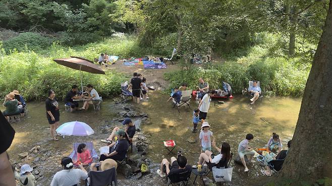 People cool off in the waters at the Mulbanga Tourist Area in Namhansanseong, Gyeonggi. WOO JI-WON