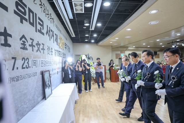 권오을 국가보훈부 장관이 지난 7월23일 경북 문경시 문경문화원에서 열린 가네코 후미코 서거 제100주기 기념식에 참석하여 헌화를 하고 있다. 국가보훈부 제공