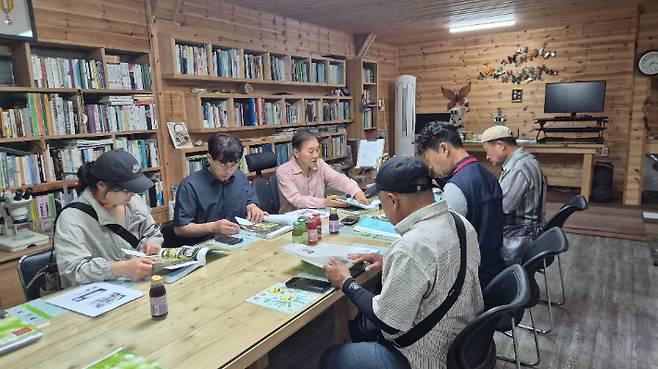 무위당숲학교, 사단법인 저스피스(지학순정의평화상), 원주횡성촛불행동, 민주노총 원주지역지부, 강원생태네트워크 관계자들은 지난 11일 횡성 홀로세생태보존연구소를 찾아 멸종위기종 보전 현장과 사업 운영 실태를 살폈다. 홀로세연구소 제공