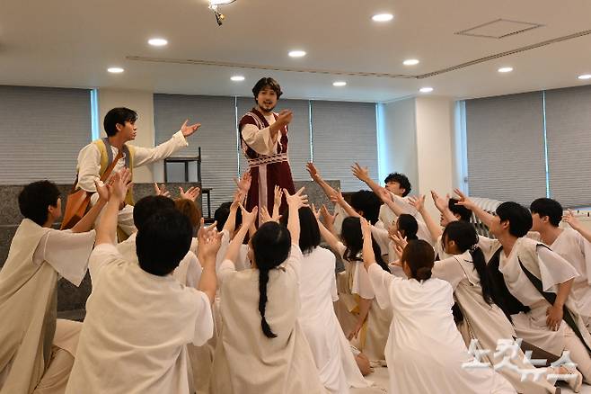 지난 6일 서울 방배동 더블레싱센터 연습 및 공연홀에서 열린 프레스콜에서 배우들이 연기를 펼치고 있다. 정원희 기자