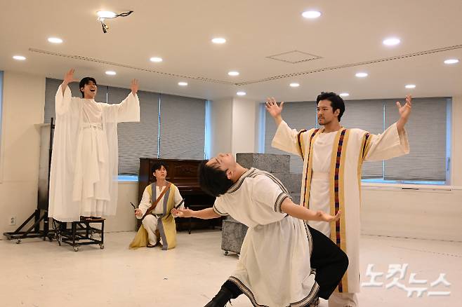 '바울' 역을 맡은 스트리트 댄서 넉스(본명 박찬규, 가운데)가 역동적인 춤으로 내면의 변화를 표현하고 있다. 정원희 기자