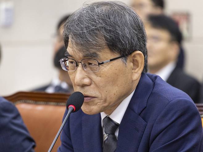 노태악 전 중앙선거관리위원장이 7월22일 국회에서 열린 ' 제9회 전국동시지방선거 투표용지 부족 사태 등 국민 참정권 침해 진상규명 및 선거관리 개혁을 위한 국정조사 특별위원회 제2차 청문회'에 출석해 질의에 답하고 있다. ⓒ연합뉴스